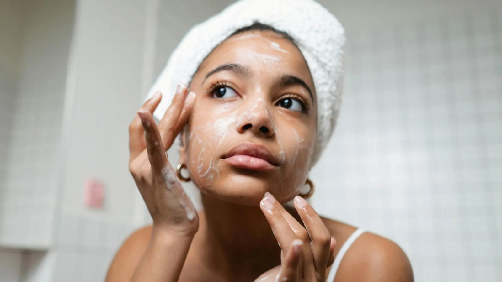 Rutina de cuidado facial antes de un tratamiento profesional